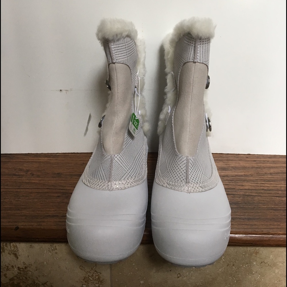 Columbia insulated snow boots. NWT